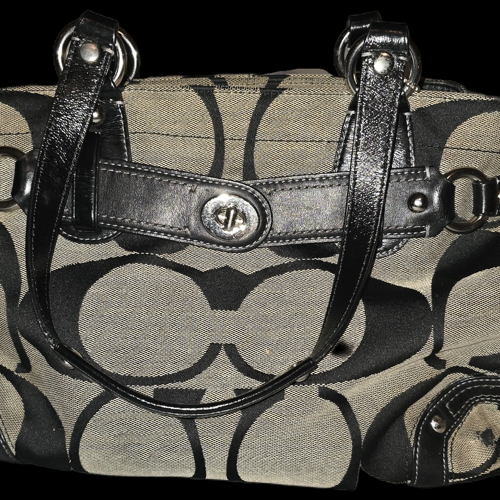 Women's Vintage Coach Handbag - Picture 4 of 10